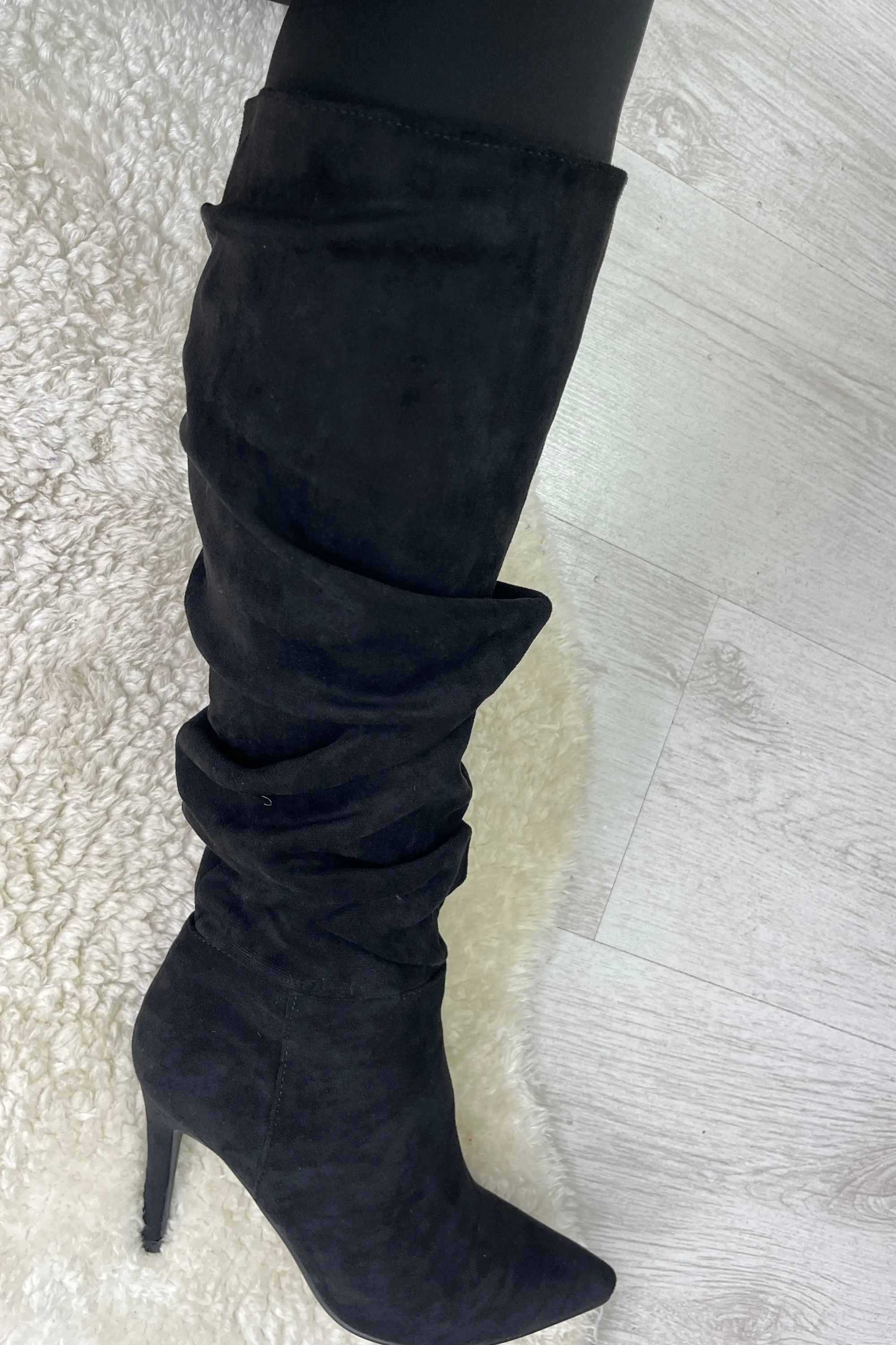 Black pointed-toe heeled suedette boots