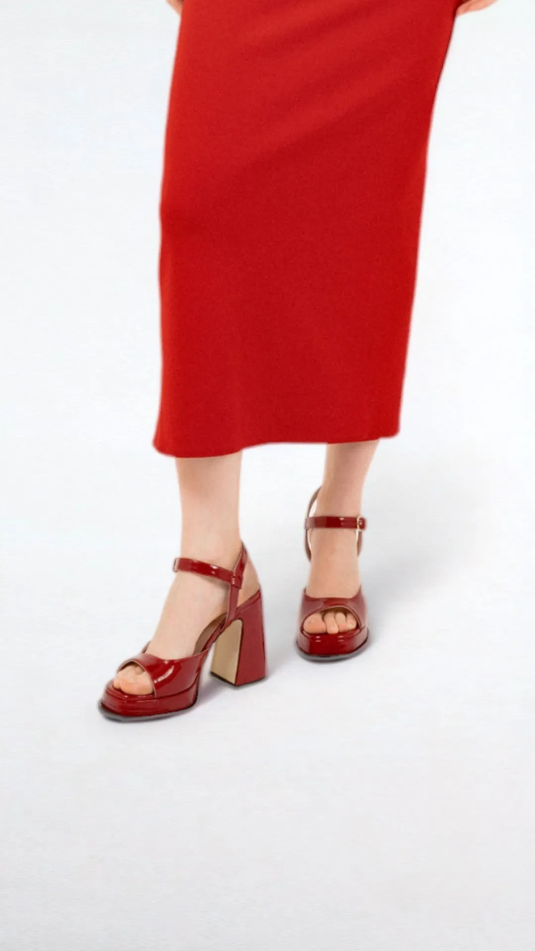 GRACIA - Red Wrinkled Patent Leather Platform Sandals